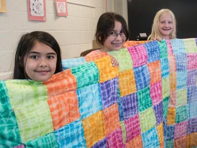 400x300 of kids making quilt.